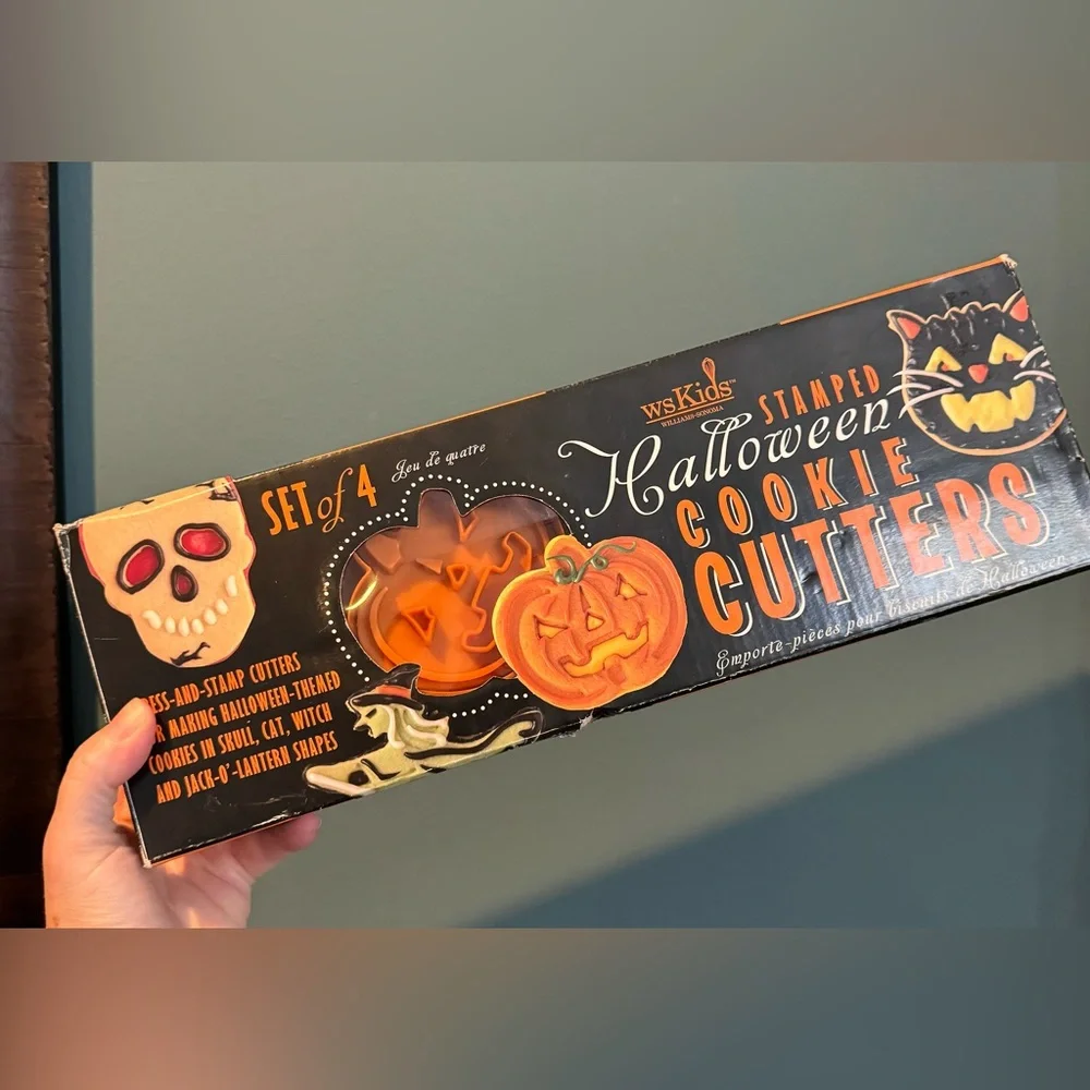 Williams Sonoma Halloween Cookie Cutter Set - cat, Jack o’Latern, Skull, Witch